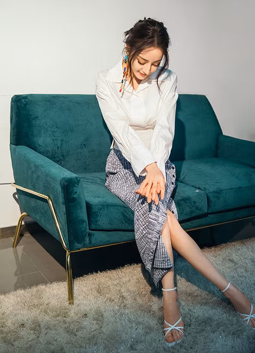 Vẻ duyên dáng đầy nữ tính của Địch Lệ Nhiệt Ba trong bộ trang phục tinh tế.