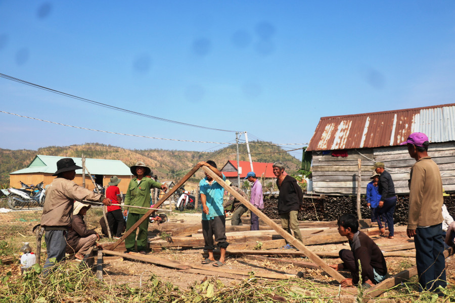 Người dân làng Trớ giúp gia đình anh Đinh Chying làm nhà. Ảnh: Nhật Hào
