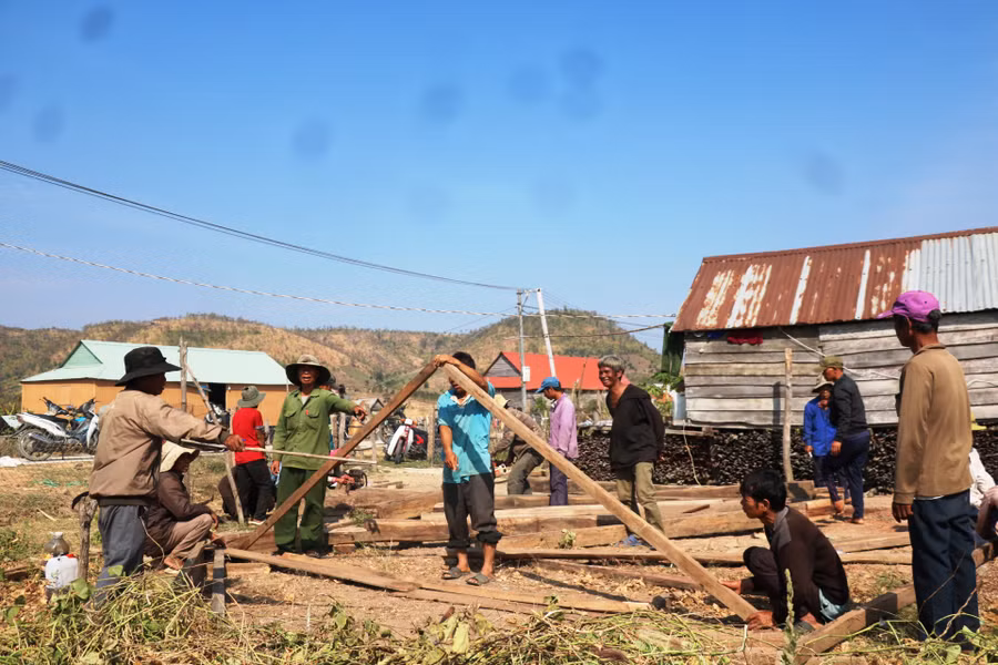Người dân làng Trớ giúp gia đình anh Đinh Chying làm nhà. Ảnh: Nhật Hào