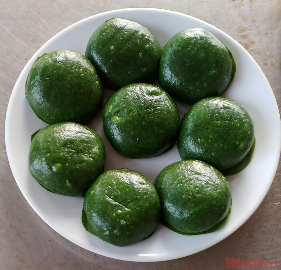 Đến với hồ Ba Bể, du khách cũng không thể quên thưởng thức những đặc sản địa phương nổi tiếng như măng hấp thịt, mắm tép chua, bánh ngải, bánh Coóc Mò…, và đặc biệt phải kể đến món cá nướng Ba Bể nức tiếng. Đến với hồ Ba Bể, du khách cũng không thể quên thưởng thức những đặc sản địa phương nổi tiếng như măng hấp thịt, mắm tép chua, bánh ngải, bánh Coóc Mò…, và đặc biệt phải kể đến món cá nướng Ba Bể nức tiếng.