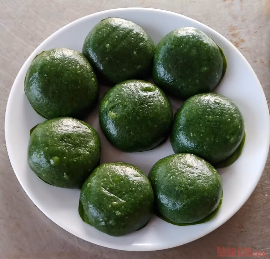 Đến với hồ Ba Bể, du khách cũng không thể quên thưởng thức những đặc sản địa phương nổi tiếng như măng hấp thịt, mắm tép chua, bánh ngải, bánh Coóc Mò…, và đặc biệt phải kể đến món cá nướng Ba Bể nức tiếng.