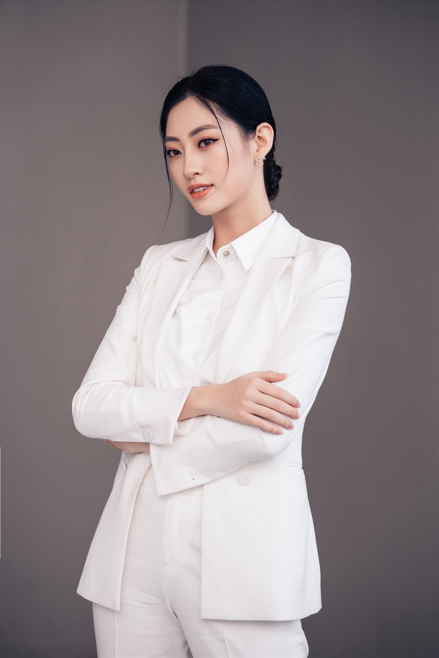 Mặc dù không đạt được ước mơ nhưng hiện tại Hoa hậu Lương Thùy Linh đã là cái tên sáng giá trong làng mẫu Việt với nhiều lần đảm nhiệm vị trí Vedette, Firs Face cho các nhà thiết kế hàng đầu Việt Nam. Trong tương lai, cô cũng mong sẽ được thử sức nhiều hơn nữa tại các lĩnh vực khác. Ảnh: NVCC.