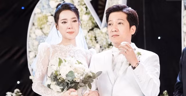 Trường Giang và Nhã Phương về chung một nhà vào tháng 8.2018. Cặp đôi nhận được sự chúc phúc của đồng nghiệp và người hâm mộ.