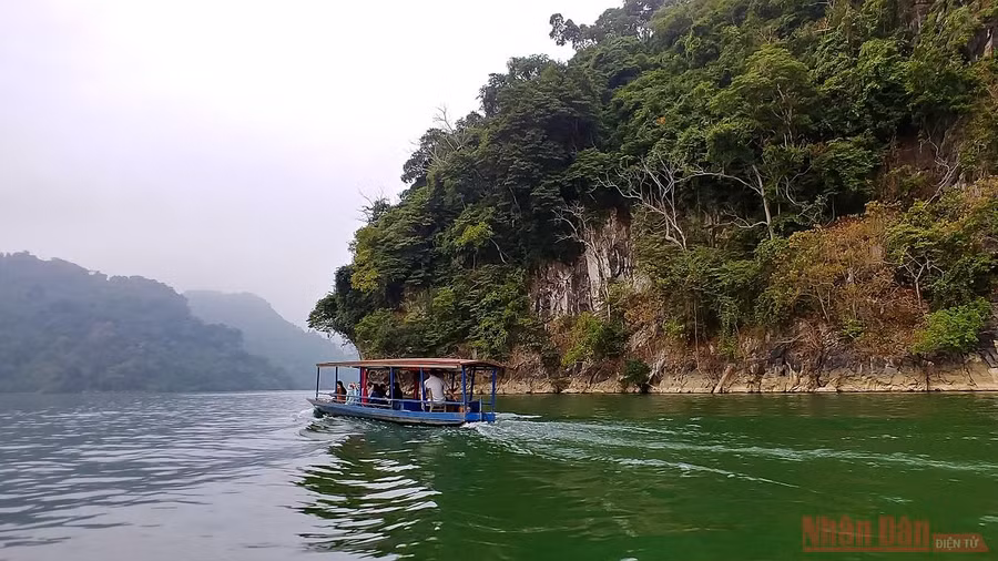 Khi những tia nắng đầu đông xua tan màn sương sớm, mặt hồ hiện lên rực rỡ với màu xanh ngọc bích đặc trưng, in đậm bóng núi, mây trời lồng lộng.