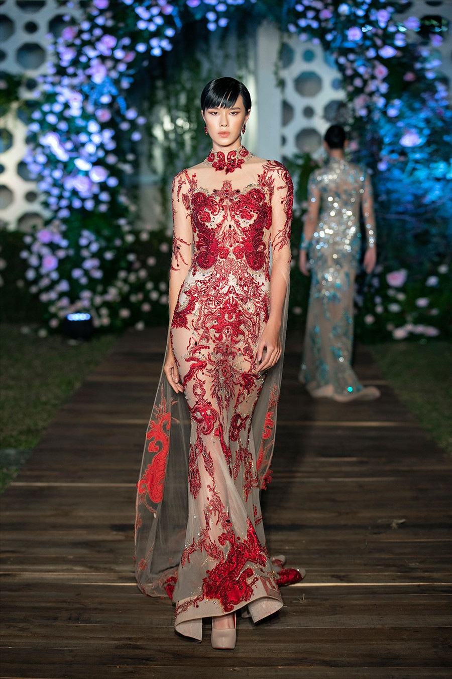 Họ mang đến những bộ cánh thướt tha, gợi cảm.