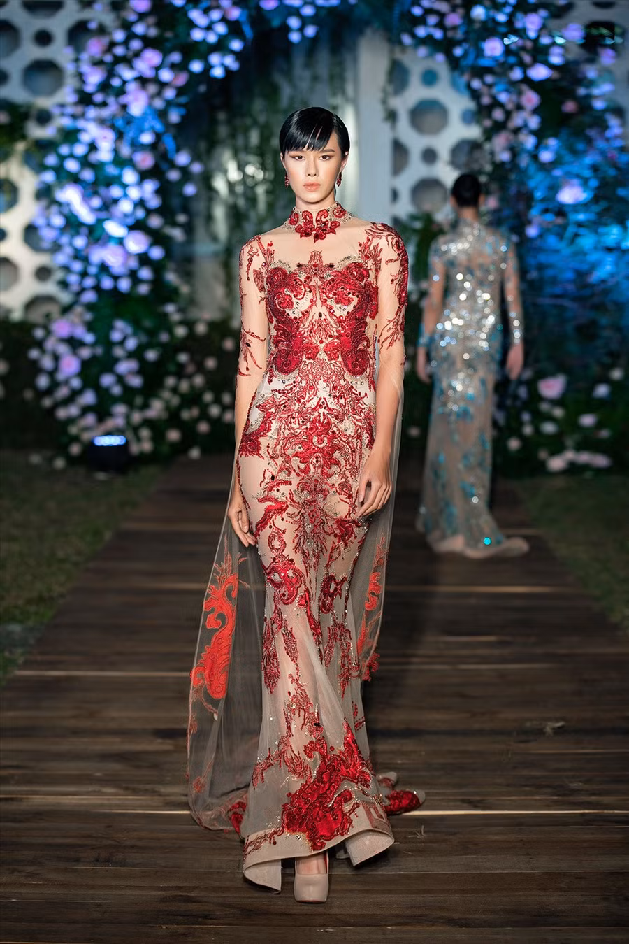 Họ mang đến những bộ cánh thướt tha, gợi cảm.