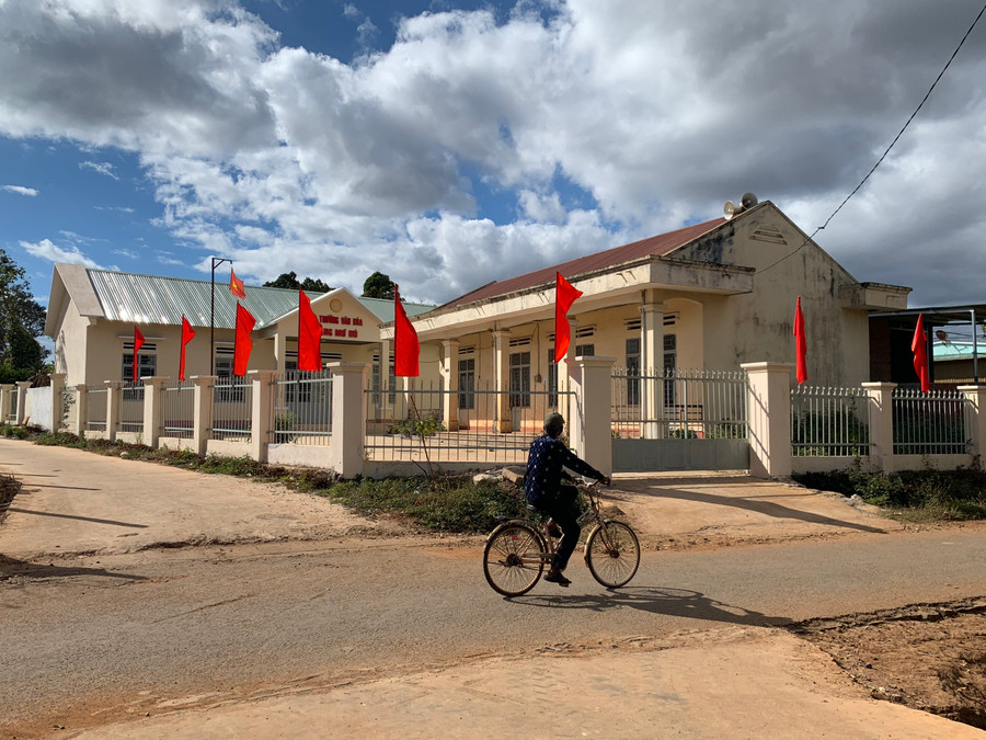 Hội trường văn hóa làng Mơ Nú được trang trí rực rỡ cờ hoa. Ảnh: Phương Vi