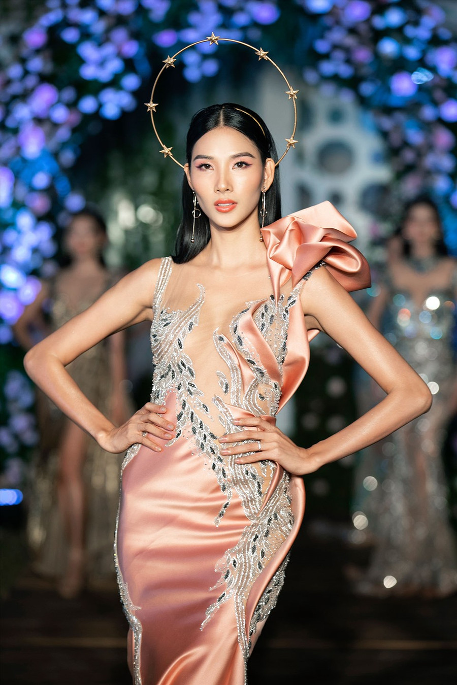 Cô gây ấn tượng với những bước catwalk chuyên nghiệp, khoe được thần thái sang chảnh.