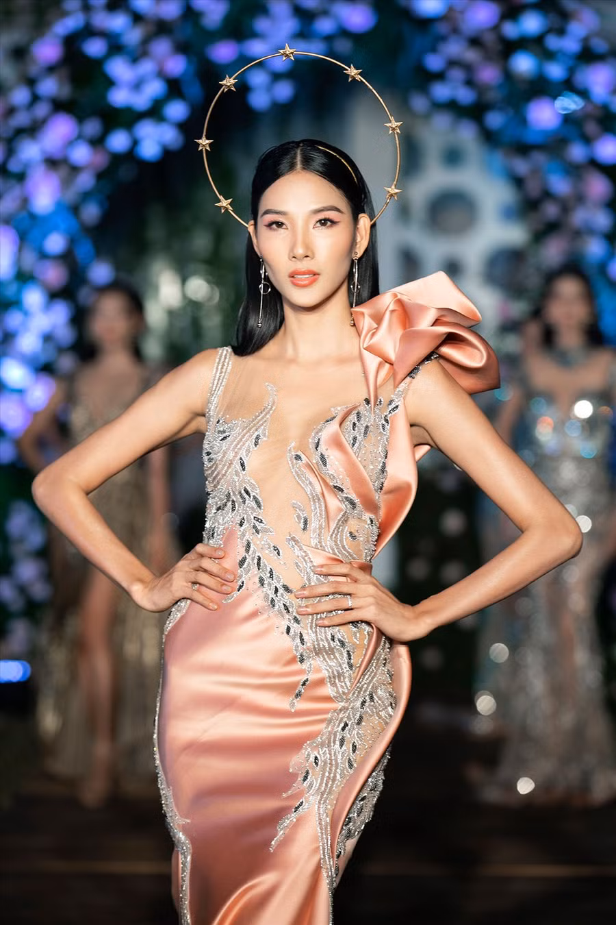 Cô gây ấn tượng với những bước catwalk chuyên nghiệp, khoe được thần thái sang chảnh.