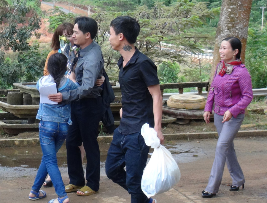 Niềm vui của phạm nhân được tha tù trước thời hạn trở về cùng với gia đình. Ảnh: Hà Phương