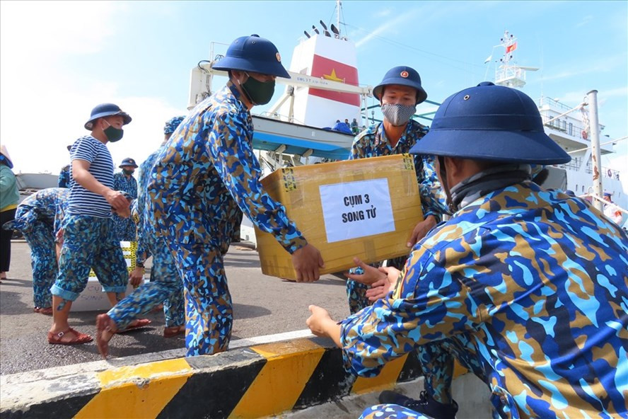 Các chiến sĩ vận chuyển hàng Tết ra quần đảo Trường Sa đón Tết Nguyên Đán Tân Sửu 2021. Ảnh: phước tín Các chiến sĩ vận chuyển hàng Tết ra quần đảo Trường Sa đón Tết Nguyên Đán Tân Sửu 2021. Ảnh: phước tín