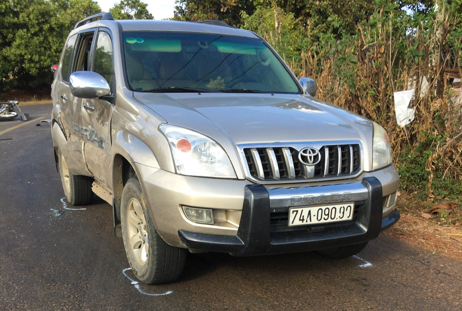 Chiếc xe ô tô của anh Tịnh đang rẽ trái theo đường vào xã Ia Nan