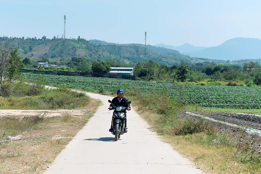 Từ các nguồn vốn xã Yang Trung tập trung đầu tư xây dựng hạ tầng đường vào khu sản xuất với tổng chiều dài 20 km, tạo thuận lợi cho bà con vận chuyển hàng hóa.