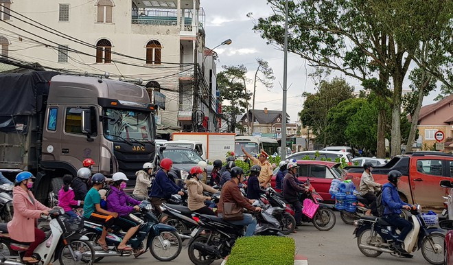 Cảnh sát giao thông vất vả điều tiết giao thông vì không có đèn xanh đèn đỏ. Ảnh: LÂM VIÊN