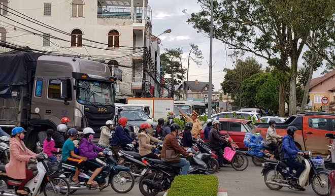 Cảnh sát giao thông vất vả điều tiết giao thông vì không có đèn xanh đèn đỏ. Ảnh: LÂM VIÊN