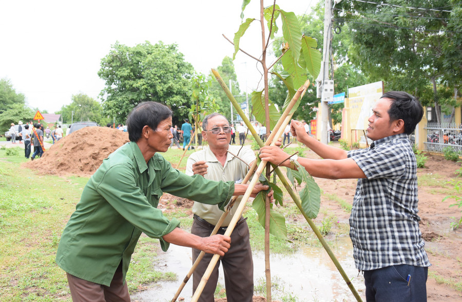 Người dân xã Ia Rtô, thị xã Ayun Pa tham gia phong trào trồng cây phân tán do Quỹ Bảo vệ và Phát triển rừng tỉnh hỗ trợ kinh phí