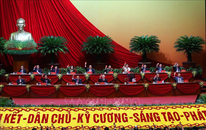  Đoàn Chủ tịch biểu quyết thông qua danh sách Ban Thẩm tra tư cách đại biểu