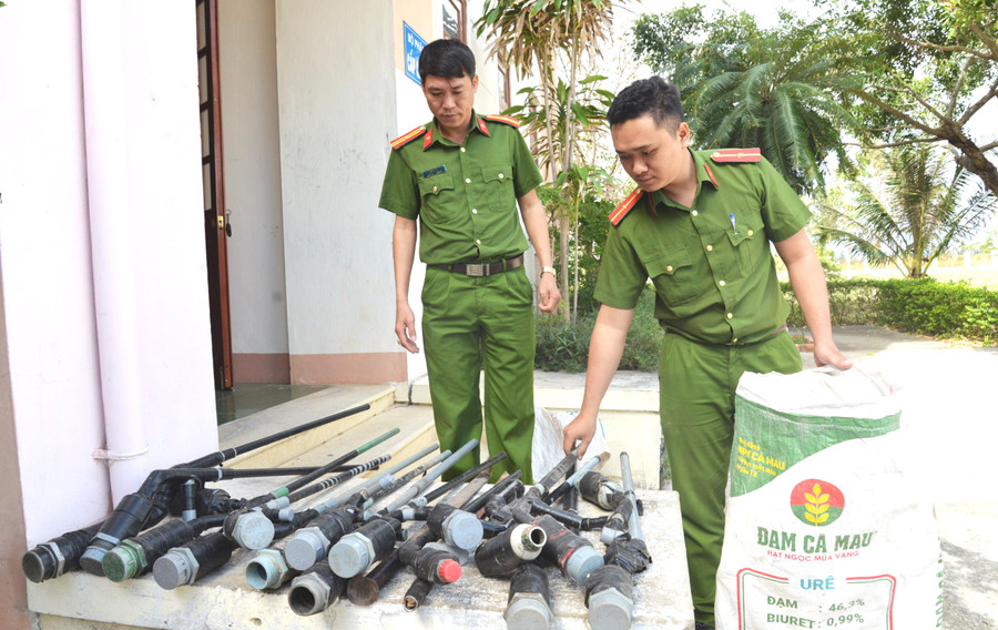 Công an huyện Phú Thiện bên số vũ khí người dân tự nguyện giao nộp. Ảnh: Nguyễn Hữu