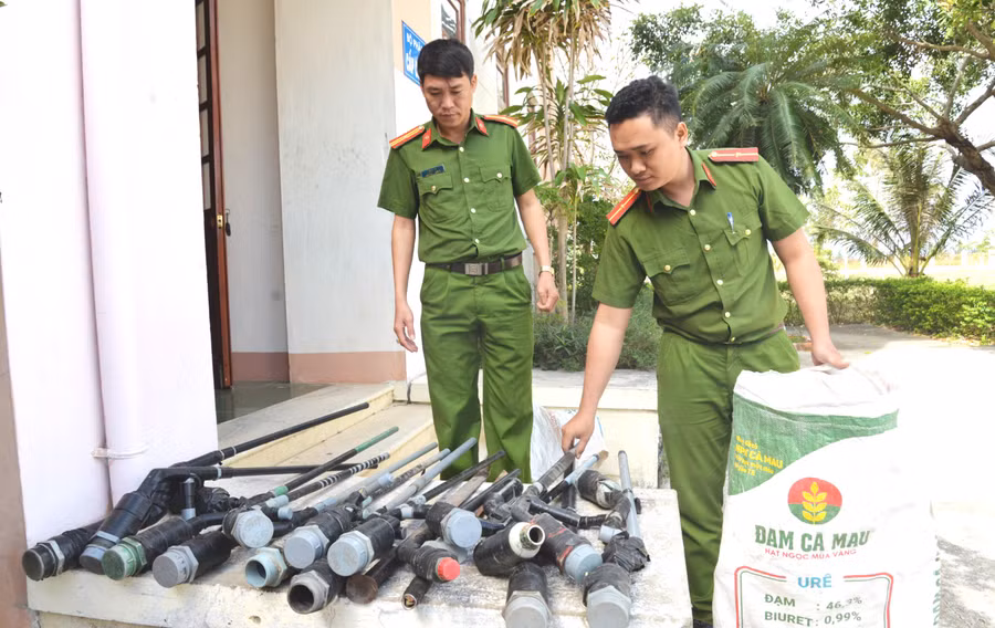 Công an huyện Phú Thiện bên số vũ khí người dân tự nguyện giao nộp. Ảnh: Nguyễn Hữu