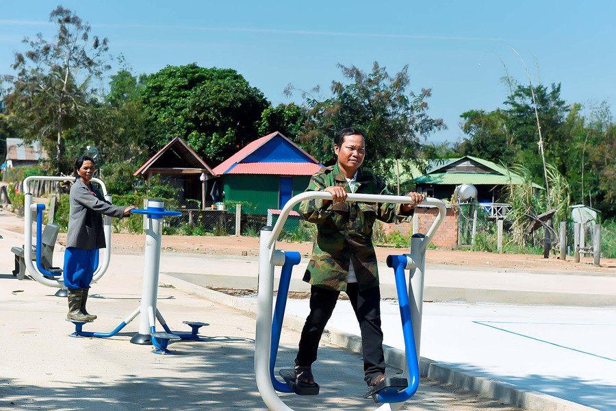 Tại nhà rông làng Hle Hlang có khuôn viên cây xanh, đặt máy tập thể dục, đường đi nội bộ rộng rãi, nơi vui chơi cho trẻ em… nhằm hướng đến cuộc sống xanh, sạch, đẹp, an ninh trật tự, không tệ nạn xã hội.