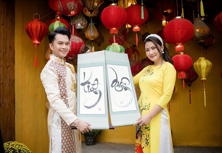 Cả hai nghệ sĩ mong muốn gửi lời chúc sức khỏe đến khán giả của mình và kì vọng năm 2021 sẽ có nhiều may mắn. Cả hai nghệ sĩ mong muốn gửi lời chúc sức khỏe đến khán giả của mình và kì vọng năm 2021 sẽ có nhiều may mắn.