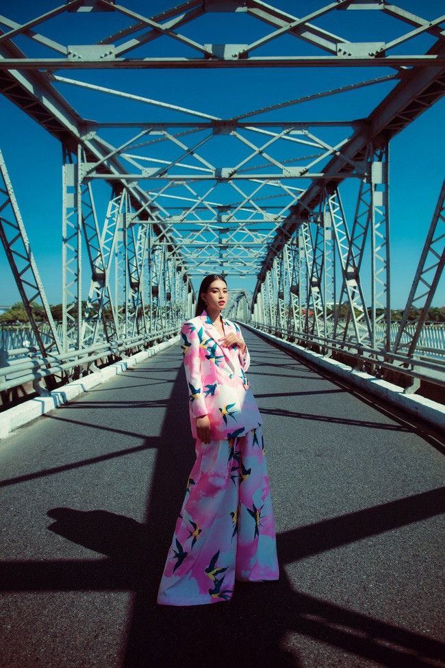 Nói về người kế nhiệm của mình – Đỗ Thị Hà, Tiểu Vy mong rằng mọi người sẽ luôn ủng hộ và động viên tinh thần cho một cô gái 19 tuổi còn nhiều bỡ ngỡ với vai trò một Hoa hậu Việt Nam như Đỗ Thị Hà. Người đẹp hứa sẽ luôn ở bên cạnh, động viên và chia sẻ cùng đàn em trong hành trình sắp tới.