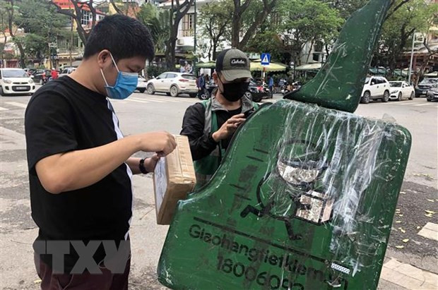 Giao nhận hàng hóa được mua sắm trực tuyến. (Ảnh: Trần Việt/TTXVN) Giao nhận hàng hóa được mua sắm trực tuyến. (Ảnh: Trần Việt/TTXVN)