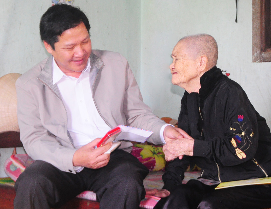 Ông Trương Văn Đạt-Ủy viên Ban Thường vụ Tỉnh ủy, Phó Chủ tịch Thường trực HĐND tỉnh chúc mừng năm mới tới gia đình bà Phùng Thị Toàn (xã Chư Răng). Ảnh: Thiên Di