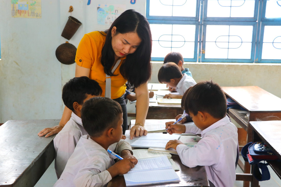 Em Đinh Thị Hối (bên phải; lớp 9A Trường Tiểu học và THCS Cao Bá Quát, xã Đak Song, huyện Kông Chro) ôn bài cùng em gái. Ảnh: Ngọc Minh