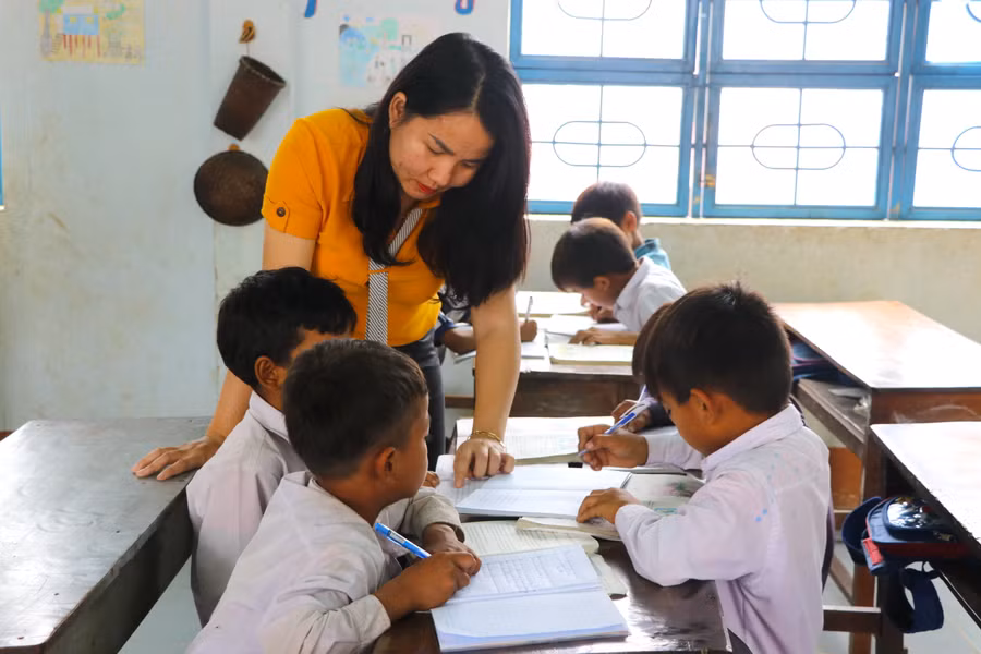 Em Đinh Thị Hối (bên phải; lớp 9A Trường Tiểu học và THCS Cao Bá Quát, xã Đak Song, huyện Kông Chro) ôn bài cùng em gái. Ảnh: Ngọc Minh