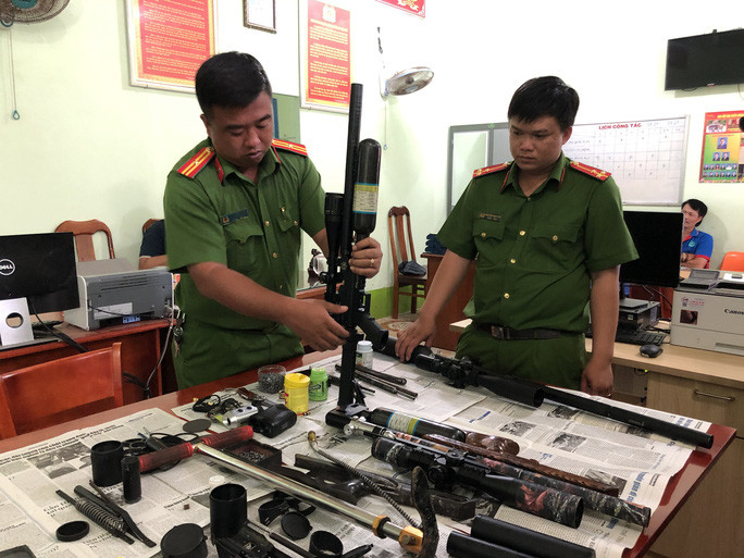 Súng tự chế và nhiều vật dụng khác được phát hiện tại nhà Trần Kha Ly