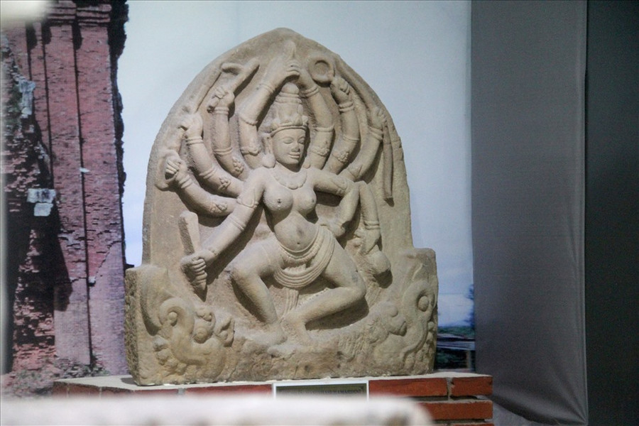 Nữ thần MahishaSuraMardini (thế kỷ XII) được công nhận Bảo vật Quốc gia năm 2015. Trong thần thoại Ấn Độ, vị nữ thần này là vợ của thần Siva và là một trong số ba vị thần được sinh ra để trừ tất cả các loài quỷ đe dọa thế gian. Ảnh: N.T