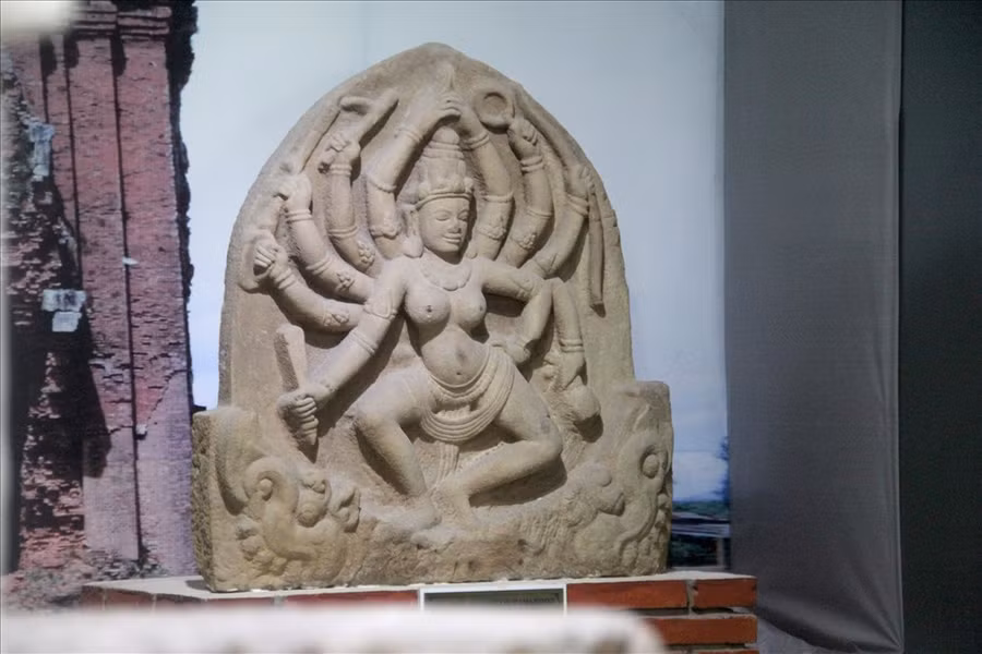 Nữ thần MahishaSuraMardini (thế kỷ XII) được công nhận Bảo vật Quốc gia năm 2015. Trong thần thoại Ấn Độ, vị nữ thần này là vợ của thần Siva và là một trong số ba vị thần được sinh ra để trừ tất cả các loài quỷ đe dọa thế gian. Ảnh: N.T