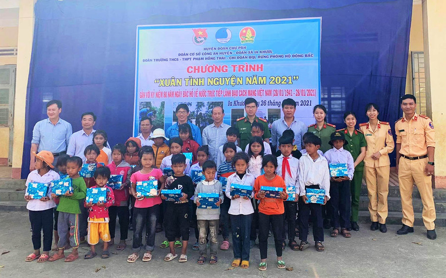 Quang cảnh buổi tặng quà. Ảnh: RÔ Hok