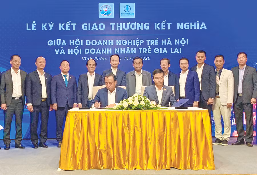  Ký kết giao thương kết nghĩa giữa Hội Doanh nhân trẻ tỉnh và Hội Doanh nghiệp trẻ Hà Nội tại chương trình tọa đàm kết nối đầu tư vào Gia Lai năm 2020 ở tỉnh Vĩnh Phúc. Ảnh: Hà Duy