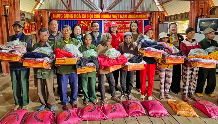 Tặng quà cho các hộ nghèo, khó khăn xã Song An, thị xã An Khê. Ảnh: Hồng Ngọc