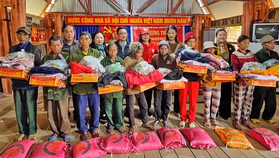 Tặng quà cho các hộ nghèo, khó khăn xã Song An, thị xã An Khê. Ảnh: Hồng Ngọc