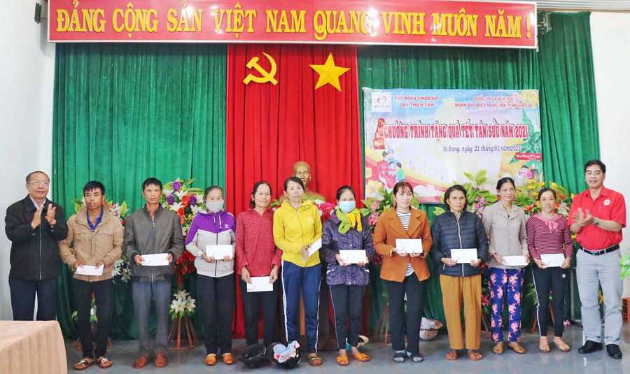 Phó Trưởng đoàn Đại biểu Quốc Hội tỉnh Đinh Duy vượt cùng lãnh đạo Hội chữ thập đỏ tỉnh tặng quà cho người nghèo
