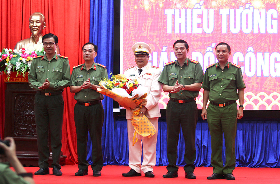 Ban Thường vụ Đảng ủy Công an tỉnh tặng hoa chúc mừng Giám đốc Công an tỉnh. Ảnh: Văn Ngọc