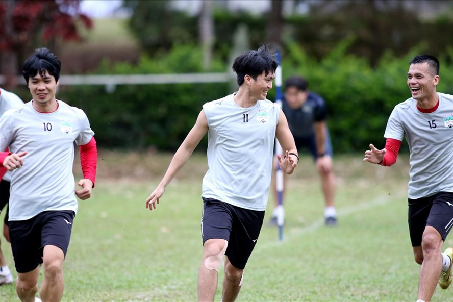 Tiền vệ Tuấn Anh (giữa) nhiều khả năng sẽ thi đấu khi Hoàng Anh Gia Lai gặp Bình Định ở vòng 3 V.League 2021, diễn ra chiều 31.1. Ảnh: Fanpage CLB HAGL.