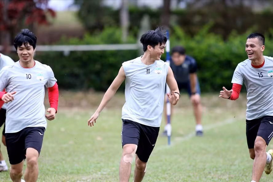 Tiền vệ Tuấn Anh (giữa) nhiều khả năng sẽ thi đấu khi Hoàng Anh Gia Lai gặp Bình Định ở vòng 3 V.League 2021, diễn ra chiều 31.1. Ảnh: Fanpage CLB HAGL.