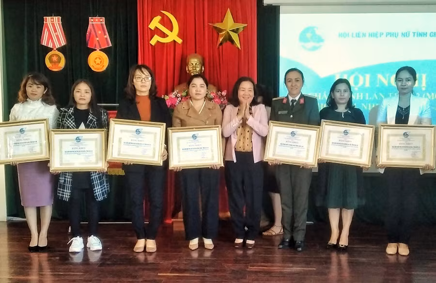  Hội LHPN tỉnh khen thưởng cho các tập thể, cá nhân có thành tích xuất trong năm 2020. Ảnh: Hoàng Ngọc