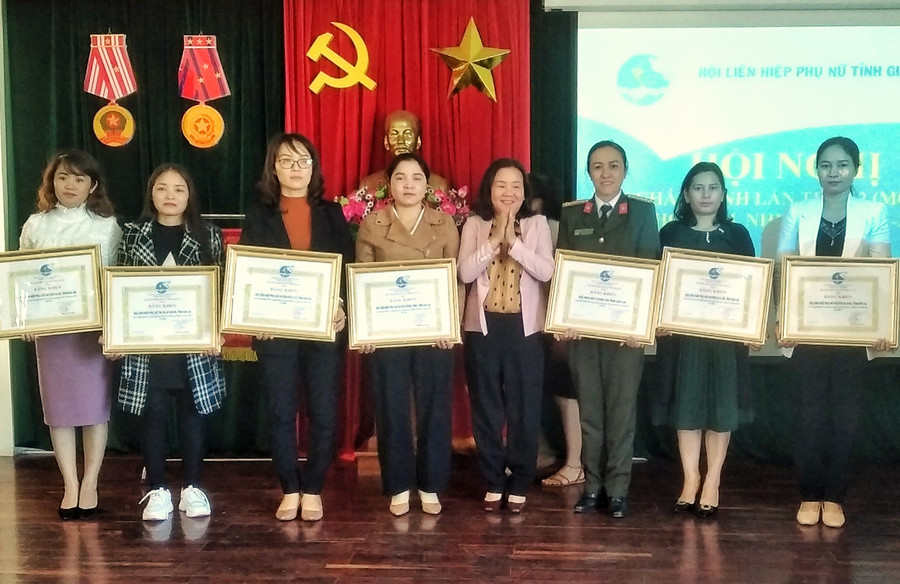  Hội LHPN tỉnh khen thưởng cho các tập thể, cá nhân có thành tích xuất trong năm 2020. Ảnh: Hoàng Ngọc