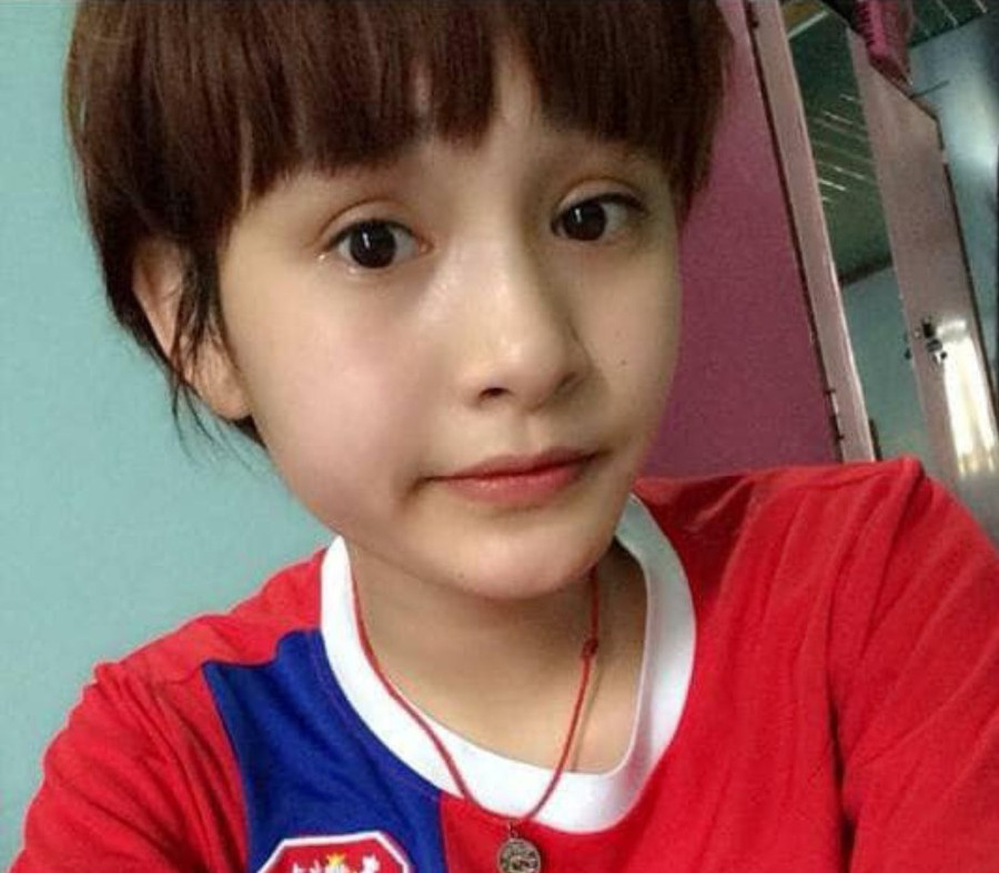 Có thể thấy, cô sở hữu làn da trắng và gương mặt dễ thương, nhưng đường nét không mấy ấn tượng.