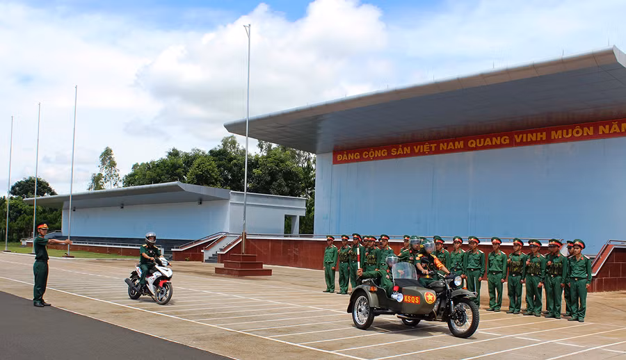  Huấn luyện nội dung kiểm soát quân sự. Ảnh: Thiên Thanh