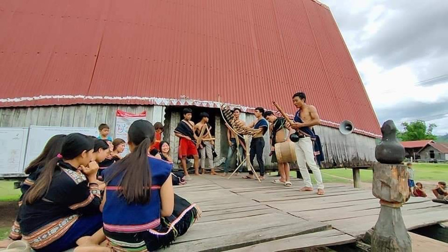 Với sự dìu dắt của anh Rmah Mich, đội cồng chiêng thanh-thiếu niên làng Hek (xã Chư A Thai, huyện Phú Thiện) đã góp phần gìn giữ bản sắc văn hóa của dân tộc. Ảnh: Phan Lài