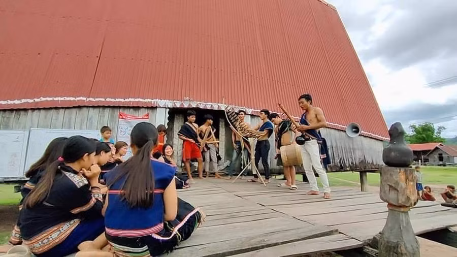 Với sự dìu dắt của anh Rmah Mich, đội cồng chiêng thanh-thiếu niên làng Hek (xã Chư A Thai, huyện Phú Thiện) đã góp phần gìn giữ bản sắc văn hóa của dân tộc. Ảnh: Phan Lài