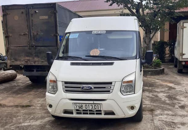 Chiếc xe của nhóm đối tượng bị Công an huyện Kbang đưa về trụ sở