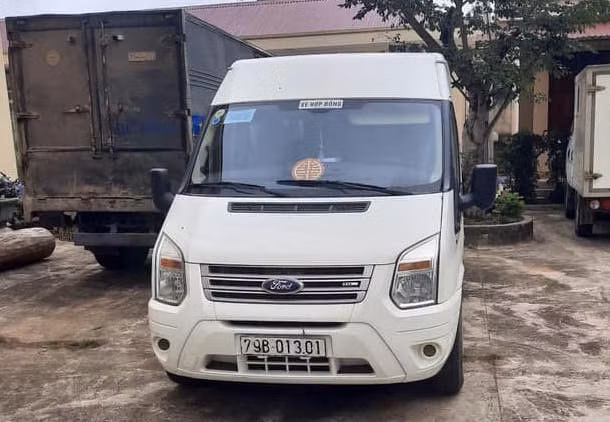 Chiếc xe của nhóm đối tượng bị Công an huyện Kbang đưa về trụ sở