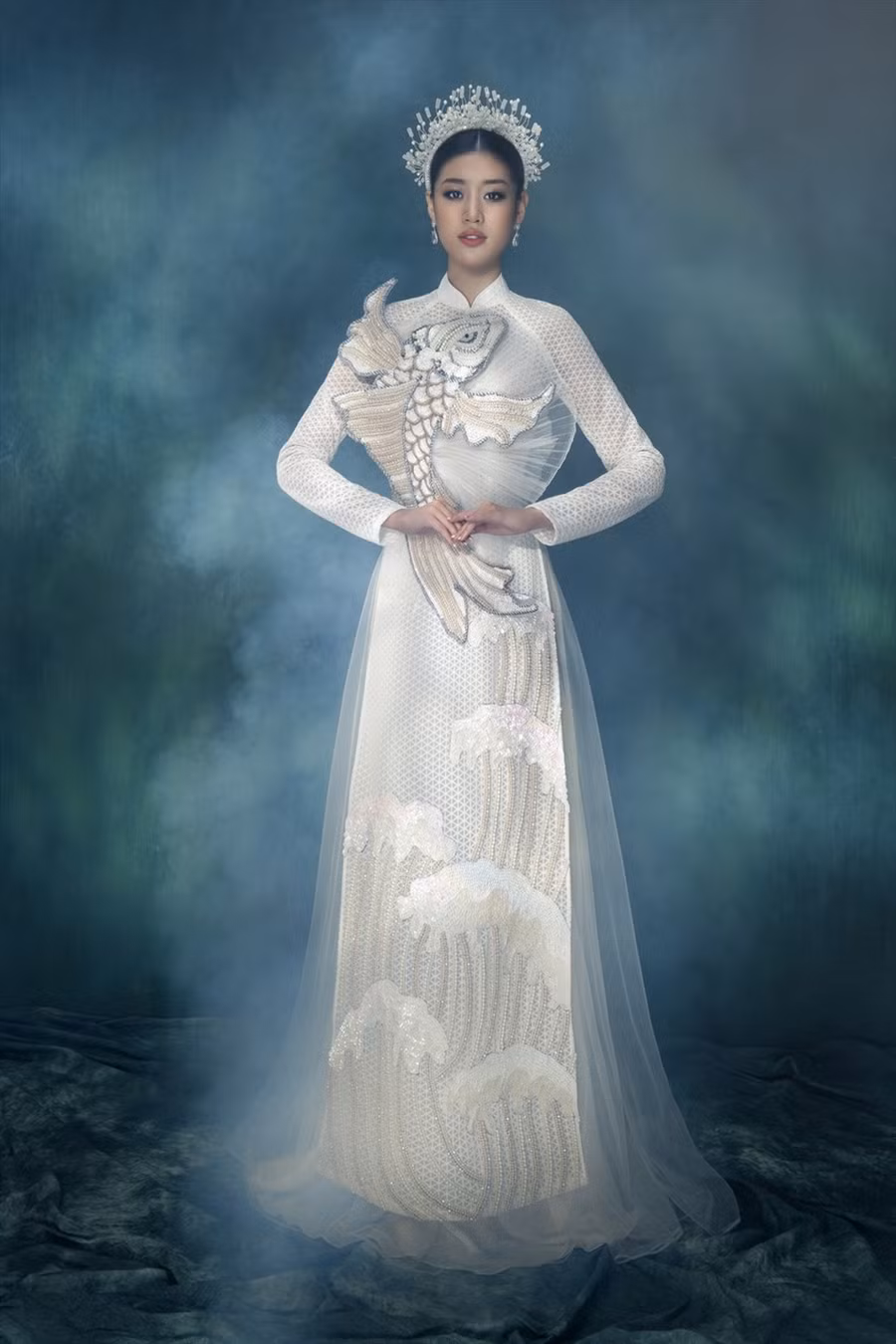 Chưa dừng lại ở đó, hoạ tiết cá chép, rồng phượng được đính kết cầu kỳ trên thân áo được xem là điểm nhấn độc đáo của bộ trang phục, góp phần truyền tải giá trị cao đẹp về việc giữ gìn nếp sống, truyền thống dân tộc trong mỗi người Việt Nam.